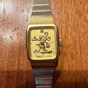 16mm Vintage 1980s Ladies Disney LORUS Petite Mickey Mouse Watch